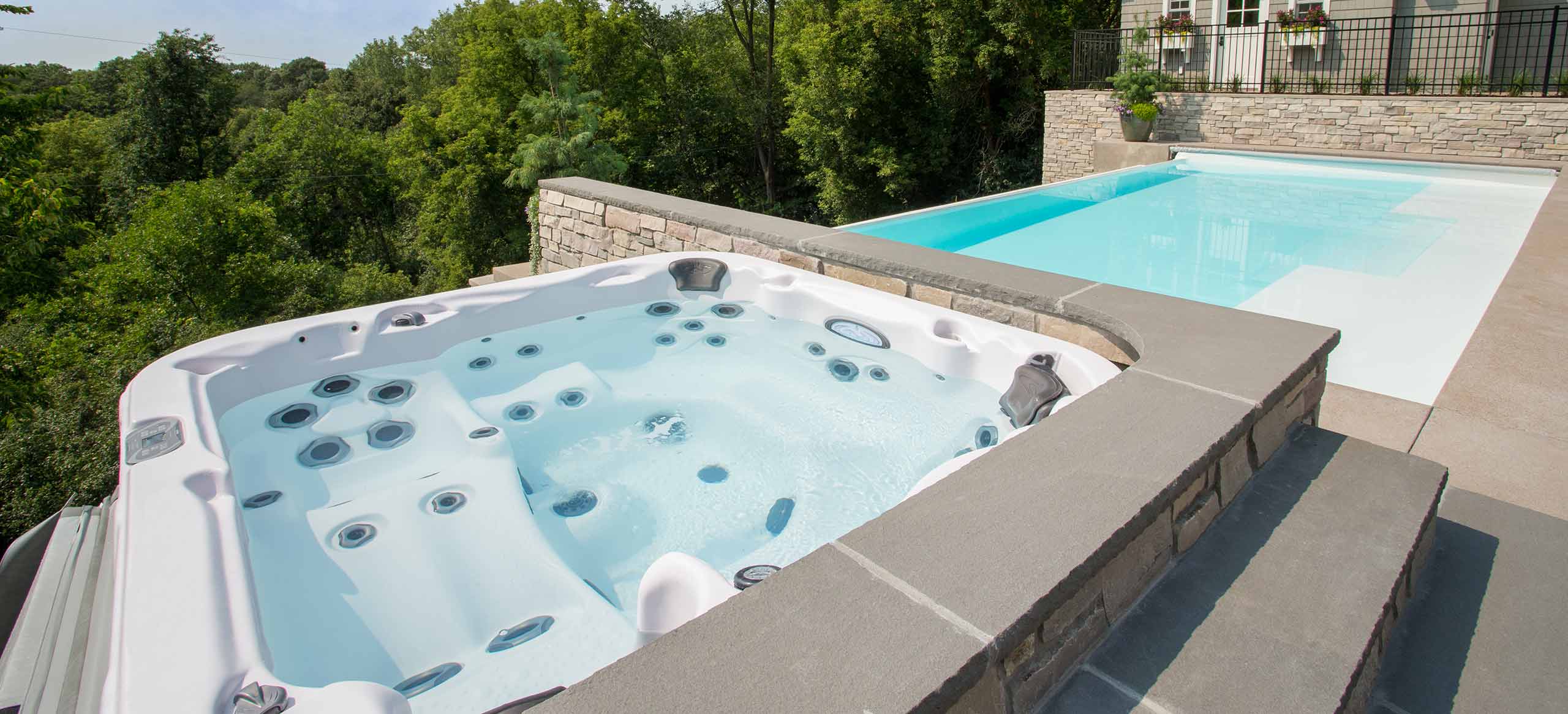 Dimension One Spas® Premium Outdoor Whirlpool Whirlpool & Living