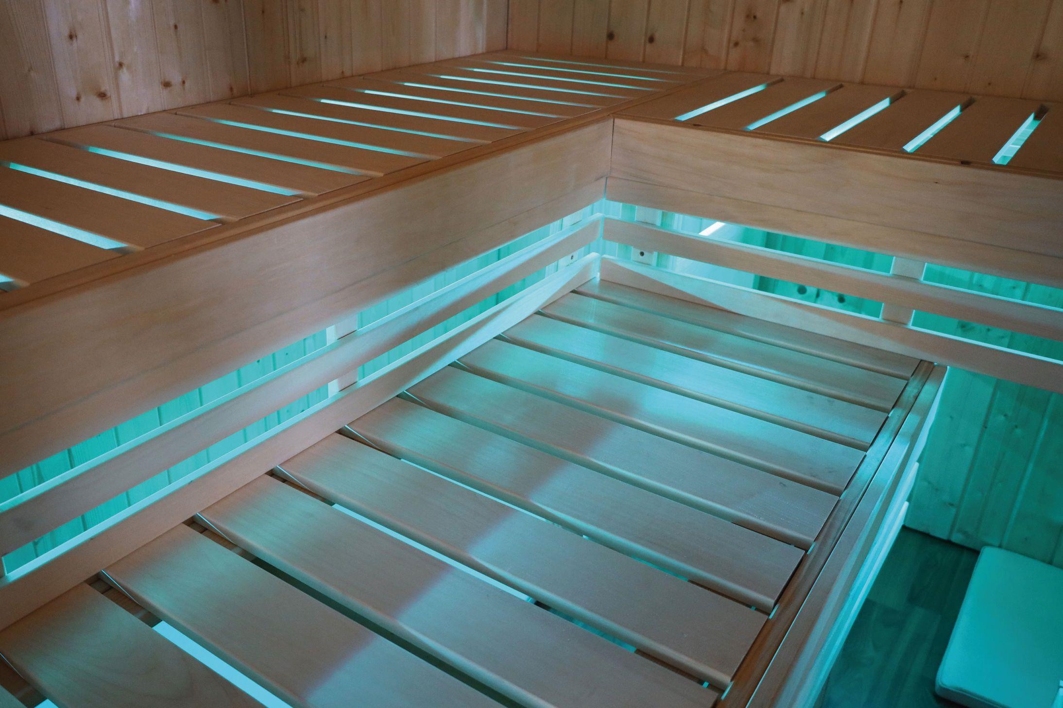 Innensauna Arto mit 9 kW Ofen BIO 9 und Huum Wifi Steuerung natur