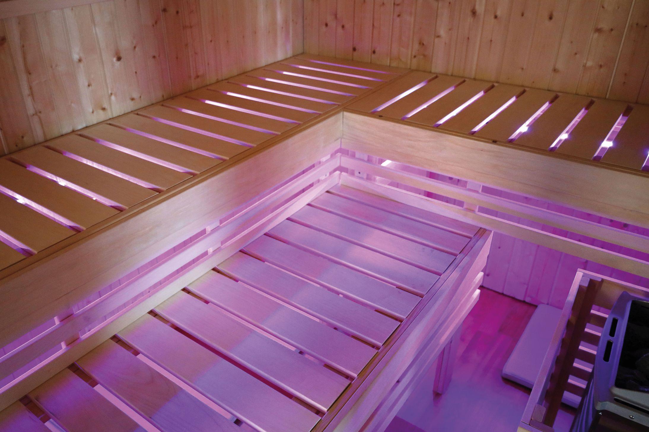 Innensauna Arto mit 9 kW Ofen FIN 9 und Huum Wifi Steuerung natur